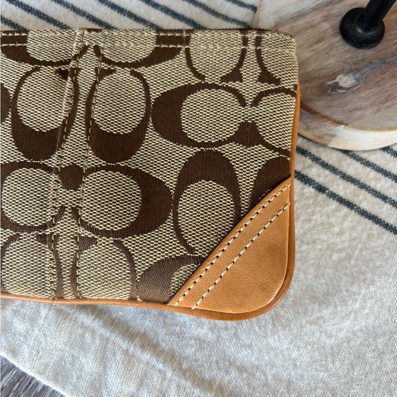 🍃🦋 Coach Brown & Tan Signature Canvas Leather Wristlet - Picture 2 of 11